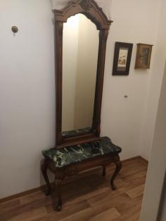Antike gepflegte Garderobe / / Spiegelaufsatzkommode
