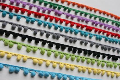 Bommelborte mittelgross verschiedene Farben Dreiecksaufhängung Breite ca. 2