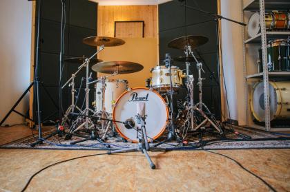 Musikproduzent sucht Tonstudio / Gewerberaum / Atelier / Studiobeteiligung